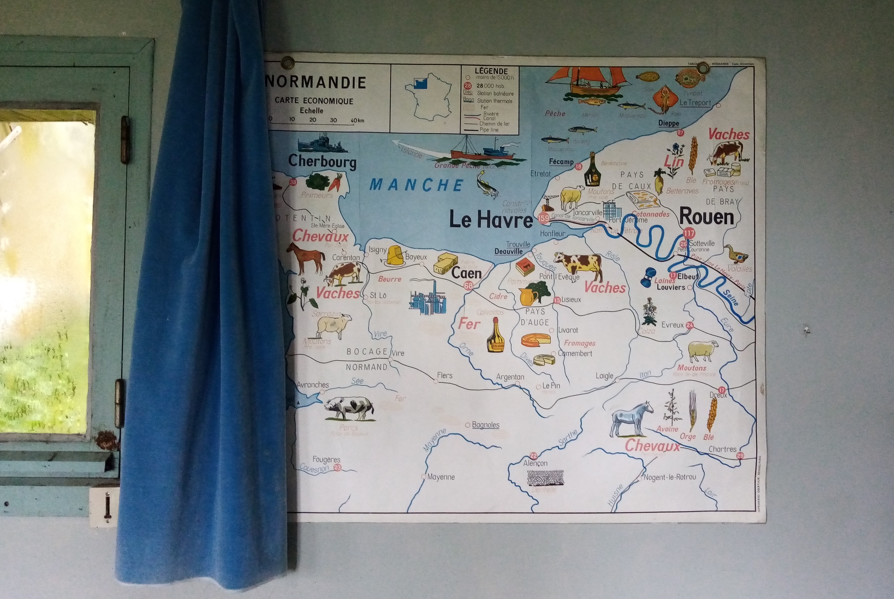 Une carte de la Normandie au mur : toute carte est récits